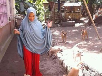 Desy dan Hesti, Wanita Berjilbab dan Bercadar Pemelihara Anjing