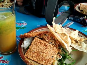 Unik! Ini Soto Pecel dari Blitar Unik! Ini Soto Pecel dari Blitar