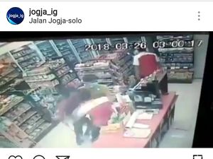 Terekam! 3 Pria Bersenjata Tajam Rampok Minimarket di Sleman