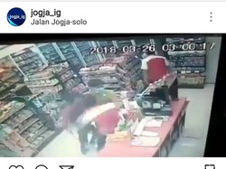 Terekam! 3 Pria Bersenjata Tajam Rampok Minimarket di Sleman
