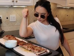 Kocak! Model Asal Italia Ini Tiru Gaya Masak Salt Bae