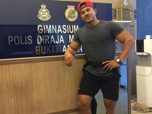 Polisi Malaysia Ini Curi Perhatian Warganet dengan Otot Kekarnya