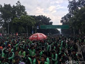 Driver Ojol Masih Penuhi Medan Merdeka, Perwakilan Masuk Istana Driver Ojol Masih Penuhi Medan Merdeka, Perwakilan Masuk Istana