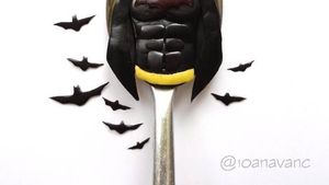 Keren! Seniman Ini Menggoreskan Karya Seninya di Atas Sendok Makan