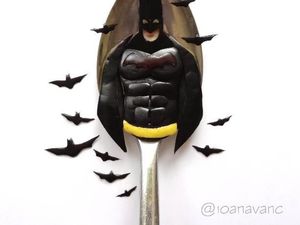 Keren! Seniman Ini Menggoreskan Karya Seninya di Atas Sendok Makan