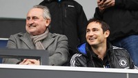 Frank Lampard di Chelsea merupakan anak dari Frank Lampard Sr yang pernah merumput di West Ham. Lampard yang bersinar di Chelsea, punya prestasi lebih mentereng dari sang ayah. (Foto: Ian Walton/Getty Images)