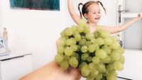 Ah, Lucunya Gadis Kecil Ini Pose dengan Baju dari Sayur dan Buah-buahan!