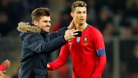Meskipun demikian, pesona Ronaldo tak luntur. Seorang penggemar bahkan rela menerobos ke dalam lapangan demi selfie dengannya. Foto: Denis Balibouse/Reuters
