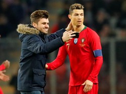 Meskipun demikian, pesona Ronaldo tak luntur. Seorang penggemar bahkan rela menerobos ke dalam lapangan demi selfie dengannya. Foto: Denis Balibouse/Reuters