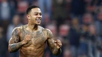 Penyerang Belanda dan Lyon Memphis Depay juga senang menato tubuhnya. Bagus gak tatonya? (Getty IMages)