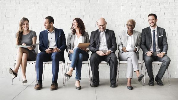 6 Makna Terselubung dari Posisi Duduk Lawan Bicara