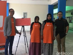 Iwet Ramadan Rancang Motif Batik Terinspirasi Bunga Khas Jakarta