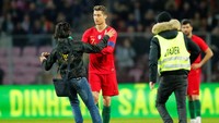 Penggemar lain juga berusaha mendekati Ronaldo. Foto: Denis Balibouse/Reuters