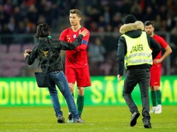 Penggemar lain juga berusaha mendekati Ronaldo. Foto: Denis Balibouse/Reuters