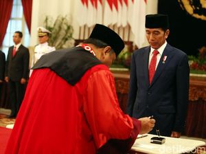 Kontroversi Arief Hidayat Hakim MK Lagi, Jokowi: Yang Pilih DPR Kontroversi Arief Hidayat Hakim MK Lagi, Jokowi: Yang Pilih DPR
