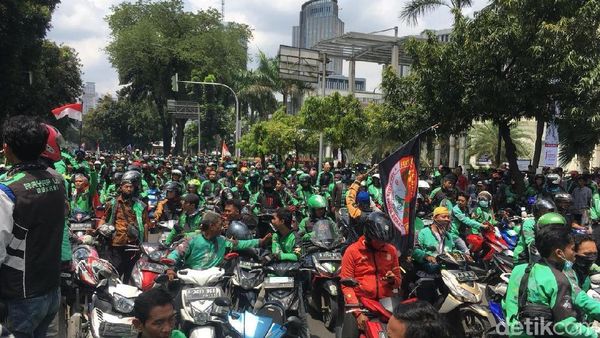 Foto: Driver Ojol Hijaukan Jalan Menuju Istana