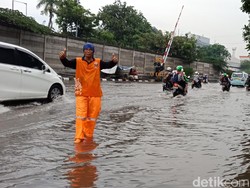 Ada Genangan Air, Lalin dari Ancol ke Tj Priok Macet