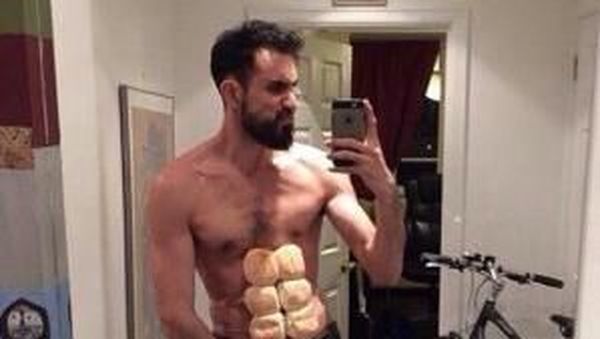 8 Meme yang Sindir Obsesi Pria dengan Perut Roti Sobek