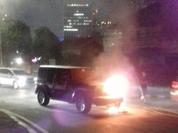 Mobil SUV Terbakar di Bundaran Senayan