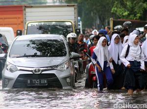 Video: Hujan Sejak Pagi, Ruas Jalan di Jakarta Tergenang Air
