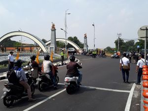 Rekayasa Lalin Jembatan Ujung Galuh Bingungkan Pengguna Jalan Rekayasa Lalin Jembatan Ujung Galuh Bingungkan Pengguna Jalan