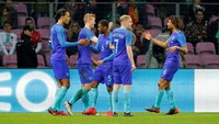 Virgil van Dijk mencetak gol ketiga untuk Belanda di injury time babak pertama. Foto: Denis Balibouse/Reuters