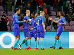 Virgil van Dijk mencetak gol ketiga untuk Belanda di injury time babak pertama. Foto: Denis Balibouse/Reuters