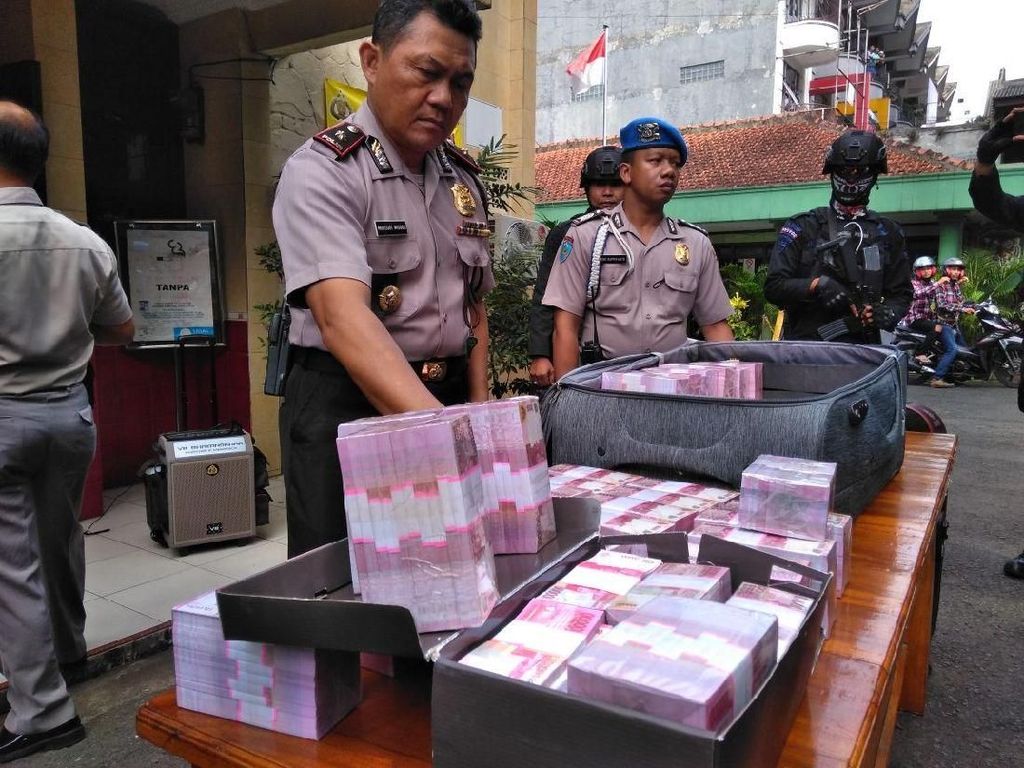 Pengedar Uang Palsu Rp 6 Miliar Dibekuk di Bogor Pengedar Uang Palsu Rp 6 Miliar Dibekuk di Bogor