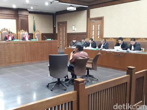 Saksi Lihat Abun Beri Bupati Rita Uang Pakai Kantong Plastik Saksi Lihat Abun Beri Bupati Rita Uang Pakai Kantong Plastik