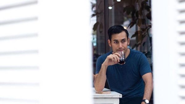 Doyan Ngopi, Ini 10 Pose Arifin Putra Meracik hingga Menikmati Kopi!