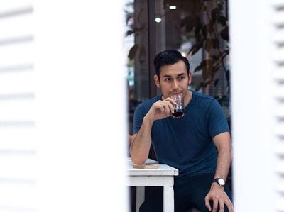 Doyan Ngopi, Ini 10 Pose Arifin Putra Meracik hingga Menikmati Kopi!