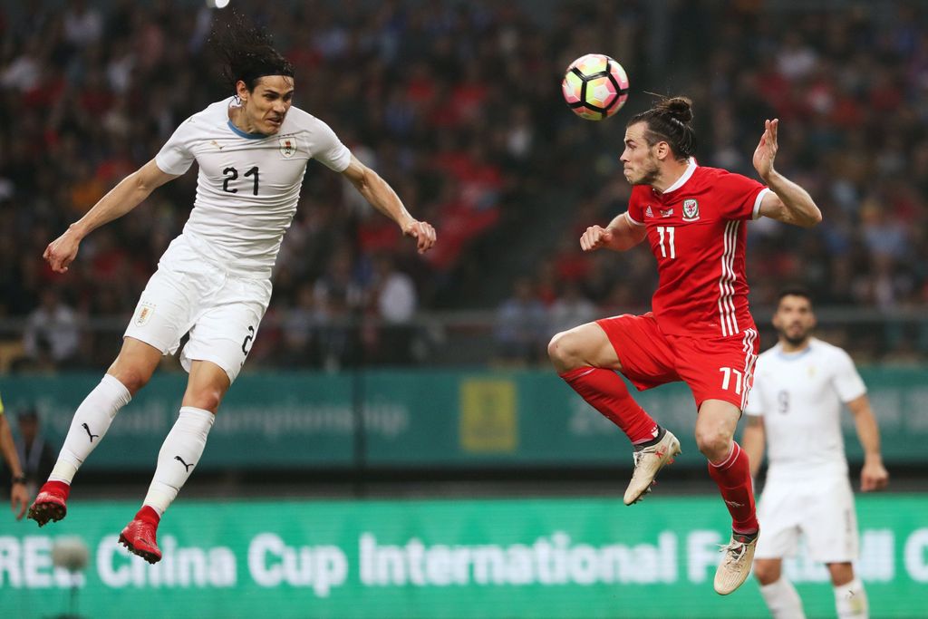 Football Soccer - Wales v Uruguay - China Cup Finals - Guangxi Sports Center, Nanning, China - March 26, 2018.  Edinson Cavani of Uruguay and Gareth Bale of Wales in action. REUTERS/Stringer ATTENTION EDITORS - THIS IMAGE WAS PROVIDED BY A THIRD PARTY. CHINA OUT.
