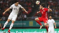 Cavani beradu tajam dengan bintang andalan Wales, Gareth Bale. Foto: Stringer/Reuters