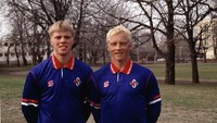 Eidur Gudjhonsen punya ayah yang juga mantan pemain timnas Islandia, Arnor. Debut Eidur di timnas bahkan terjadi dengan menggantikan peran ayahnya ketika menghadapi Estonia pada 1996 lalu. Baik Eidur dan Arnor juga sukses di level klub masing-masing. (Foto: Twitter)