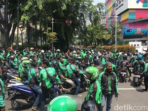 Sesaki Jalan Medan Merdeka, Driver Ojol Long March ke Istana