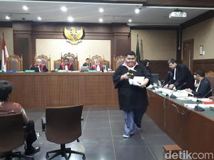 Pengacara Bupati Rita Diminta Hakim Keluar dari Ruang Sidang Pengacara Bupati Rita Diminta Hakim Keluar dari Ruang Sidang