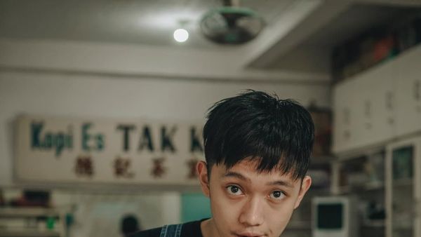 Cara Makan 10 Aktor Tampan di Tanah Air Ini Dijamin Bikin Meleleh!