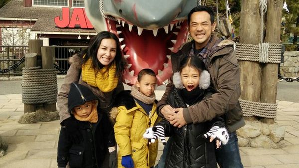 Gaya Kompak dan Seru Keluarga Oka Antara Saat Liburan