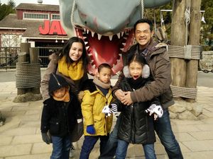 Gaya Kompak dan Seru Keluarga Oka Antara Saat Liburan