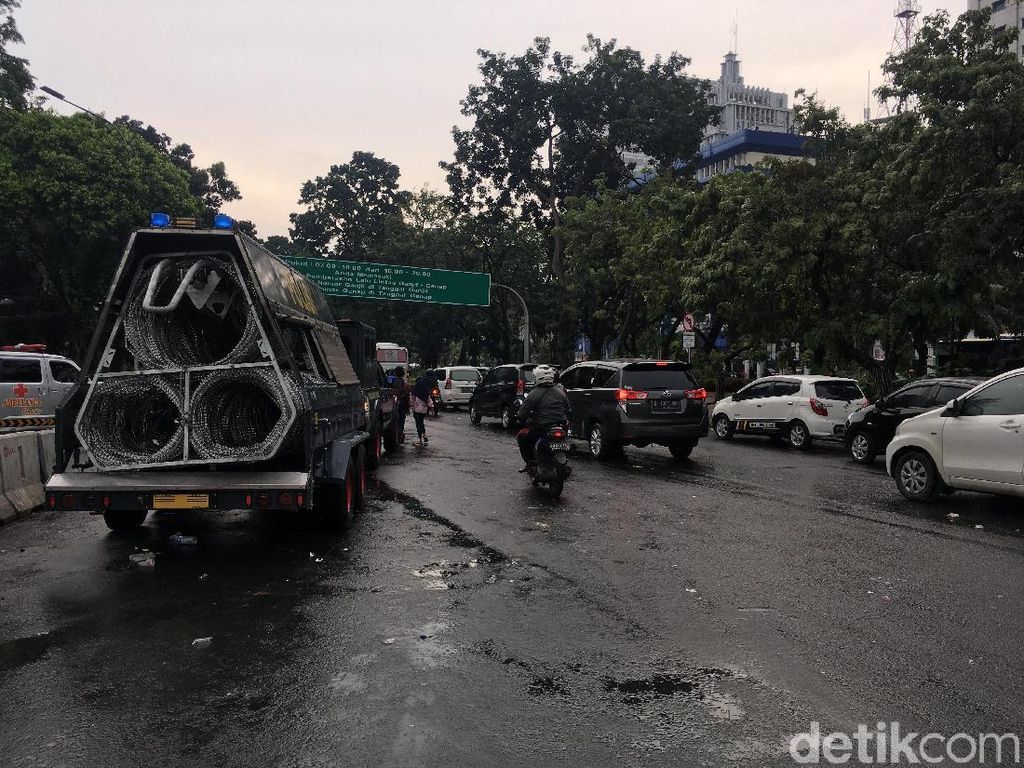 Demo Ojol Selesai, Lalin di Medan Merdeka Barat Kembali Dibuka Demo Ojol Selesai, Lalin di Medan Merdeka Barat Kembali Dibuka