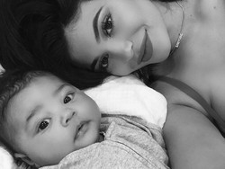 Momen Pertama Kebersamaan Stormi, Kylie Jenner dan Travis Scott