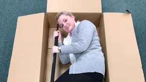 Penampakan Kardus Super Besar Padahal Isinya Kecil