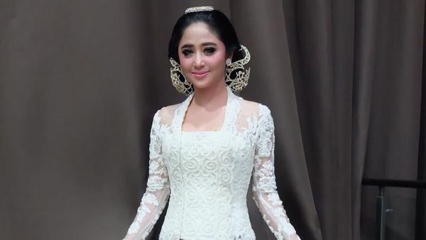 Ayu Tenan, Dewi Persik Tampil dengan Makeup Flawless di Resepsi Nikah