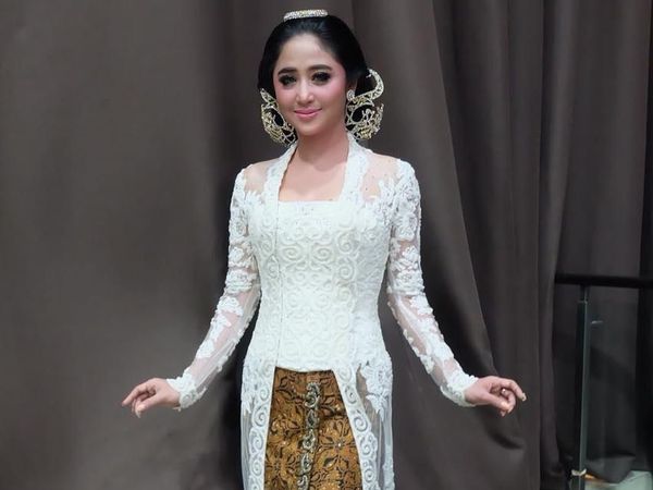 Ayu Tenan, Dewi Persik Tampil dengan Makeup Flawless di Resepsi Nikah