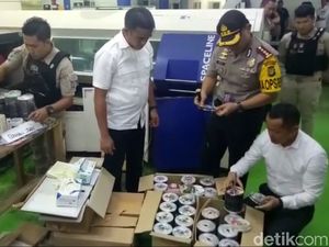 Polisi Sita Puluhan Ribu DVD Bajakan dari Gudang di Tangerang Polisi Sita Puluhan Ribu DVD Bajakan dari Gudang di Tangerang