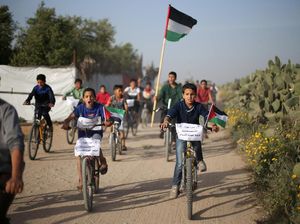 Saat Warga Palestina Ramai-ramai Naik Sepeda ke Perbatasan Israel