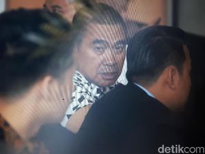 Wali Kota Malang Nonaktif Anton Penuhi Panggilan KPK Wali Kota Malang Nonaktif Anton Penuhi Panggilan KPK