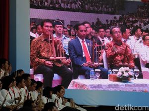 Jokowi Ikut Pecahkan Rekor Muri Main Angklung Bareng 5 Ribu CPNS Jokowi Ikut Pecahkan Rekor Muri Main Angklung Bareng 5 Ribu CPNS