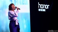 Senandung Lenka Saat Perkenalkan Tiga Ponsel Honor di Jakarta