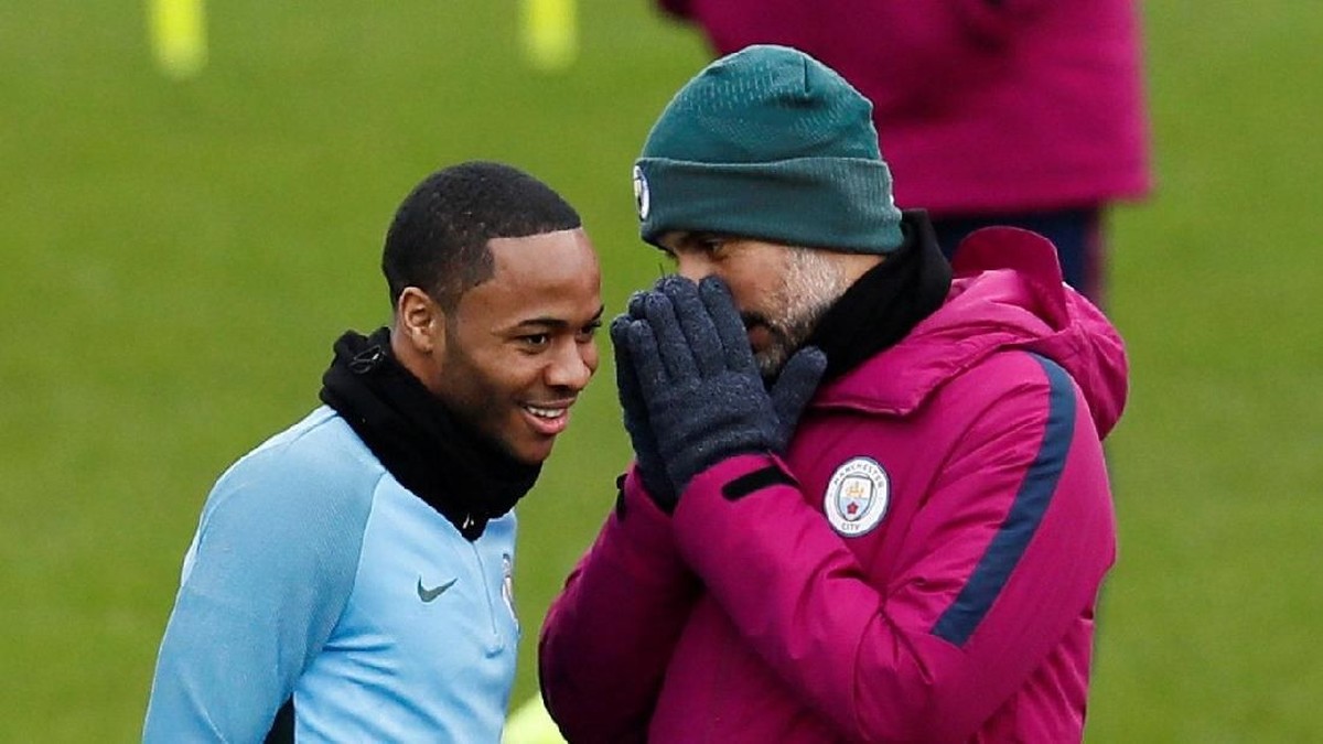 Raheem Sterling berbincang dengan Pep Guardiola (Jason Cairnduff/Reuters)